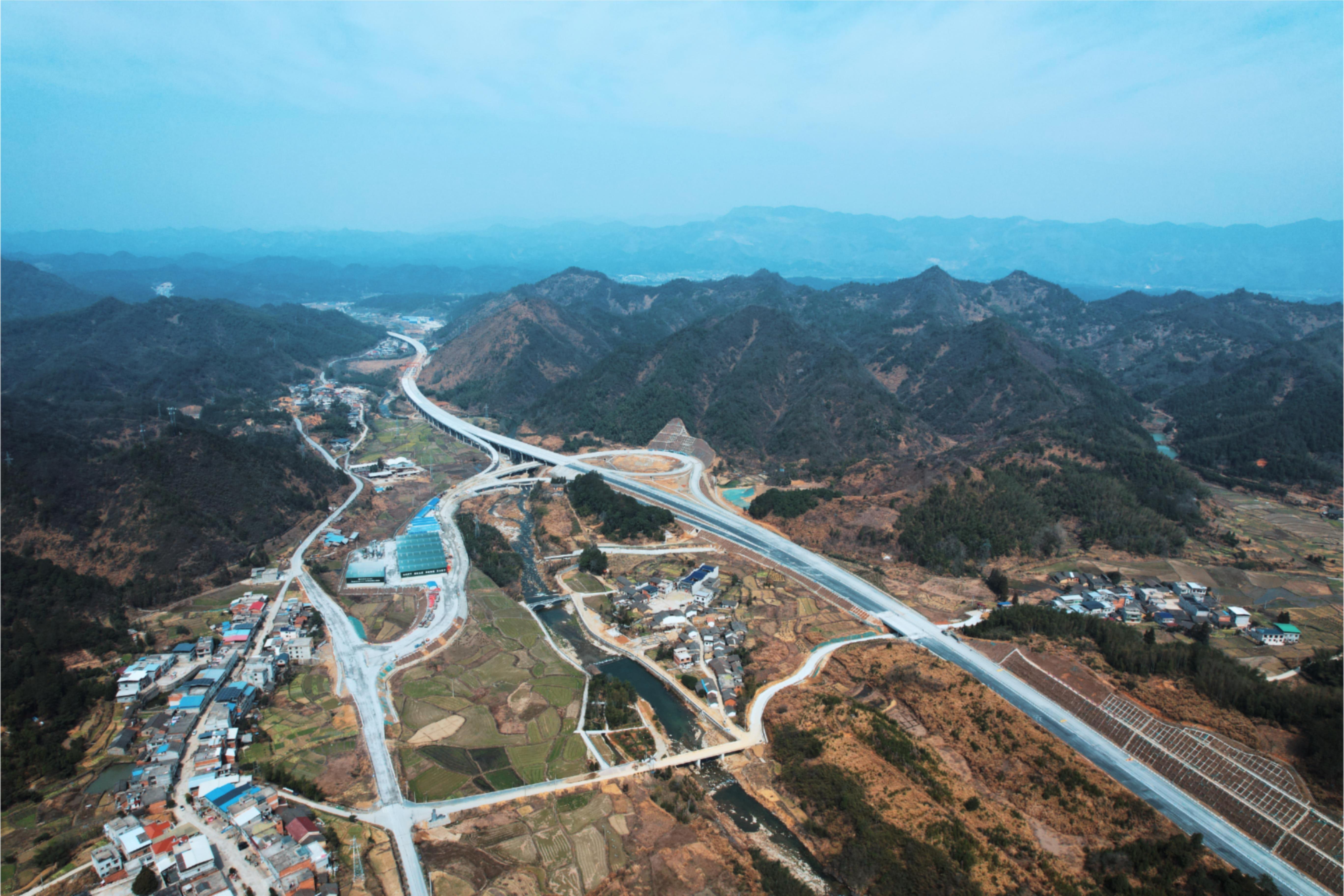 全線(xiàn)貫通-張池攝.JPG 全線(xiàn)貫通-張池攝.JPG