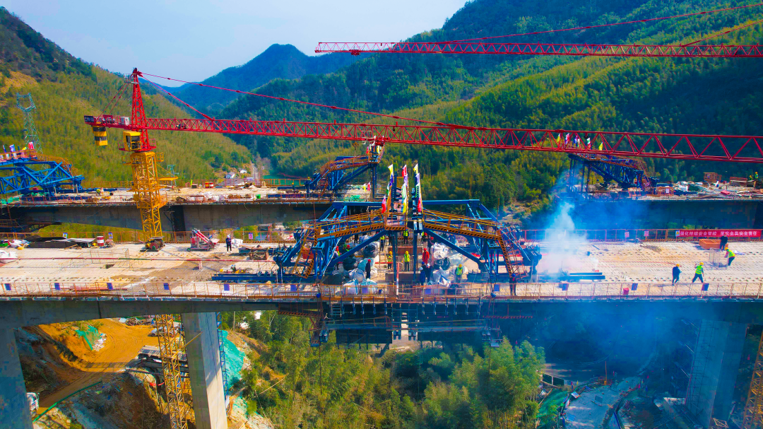 懸澆梁合龍-張池攝.png 懸澆梁合龍-張池攝.png