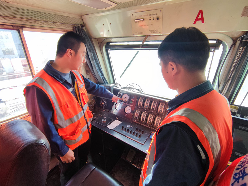 業(yè)務(wù)幫教中 (曹峰攝)_副本.jpg 業(yè)務(wù)幫教中 (曹峰攝)_副本.jpg