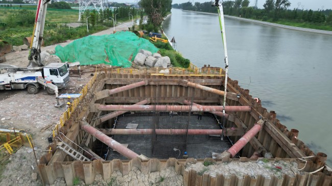 承臺澆筑現場(chǎng)(陳嘉釗 攝).jpg 承臺澆筑現場(chǎng)(陳嘉釗 攝).jpg