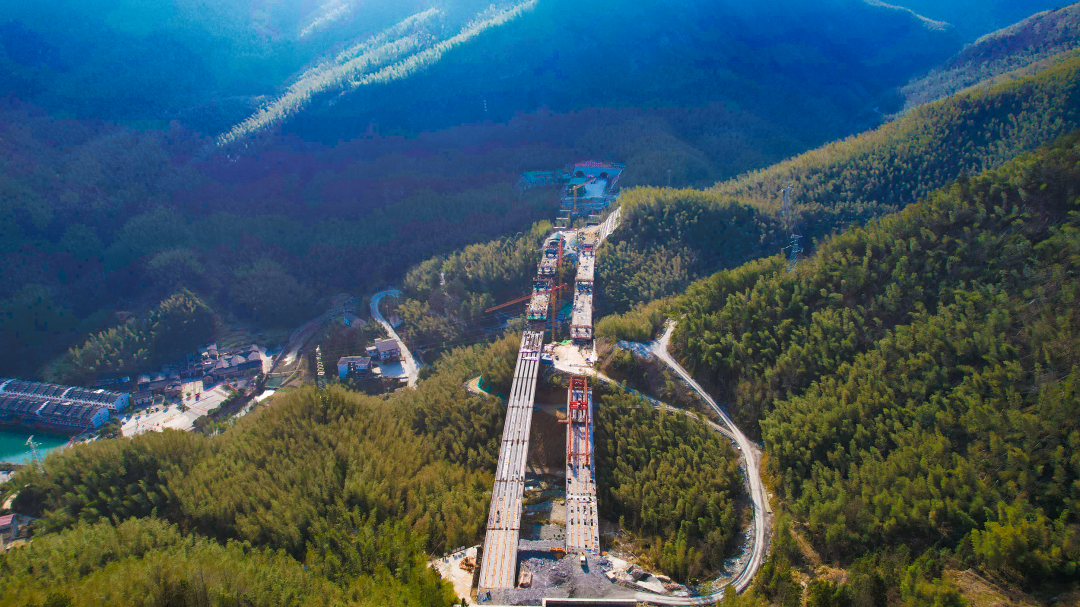 特大橋正在架梁-張池攝.png 特大橋正在架梁-張池攝.png